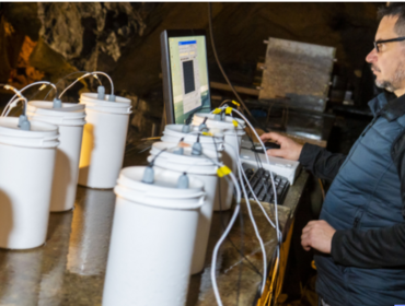 Ingénieur dans une grotte naturelle scientifique au CNRS : ...